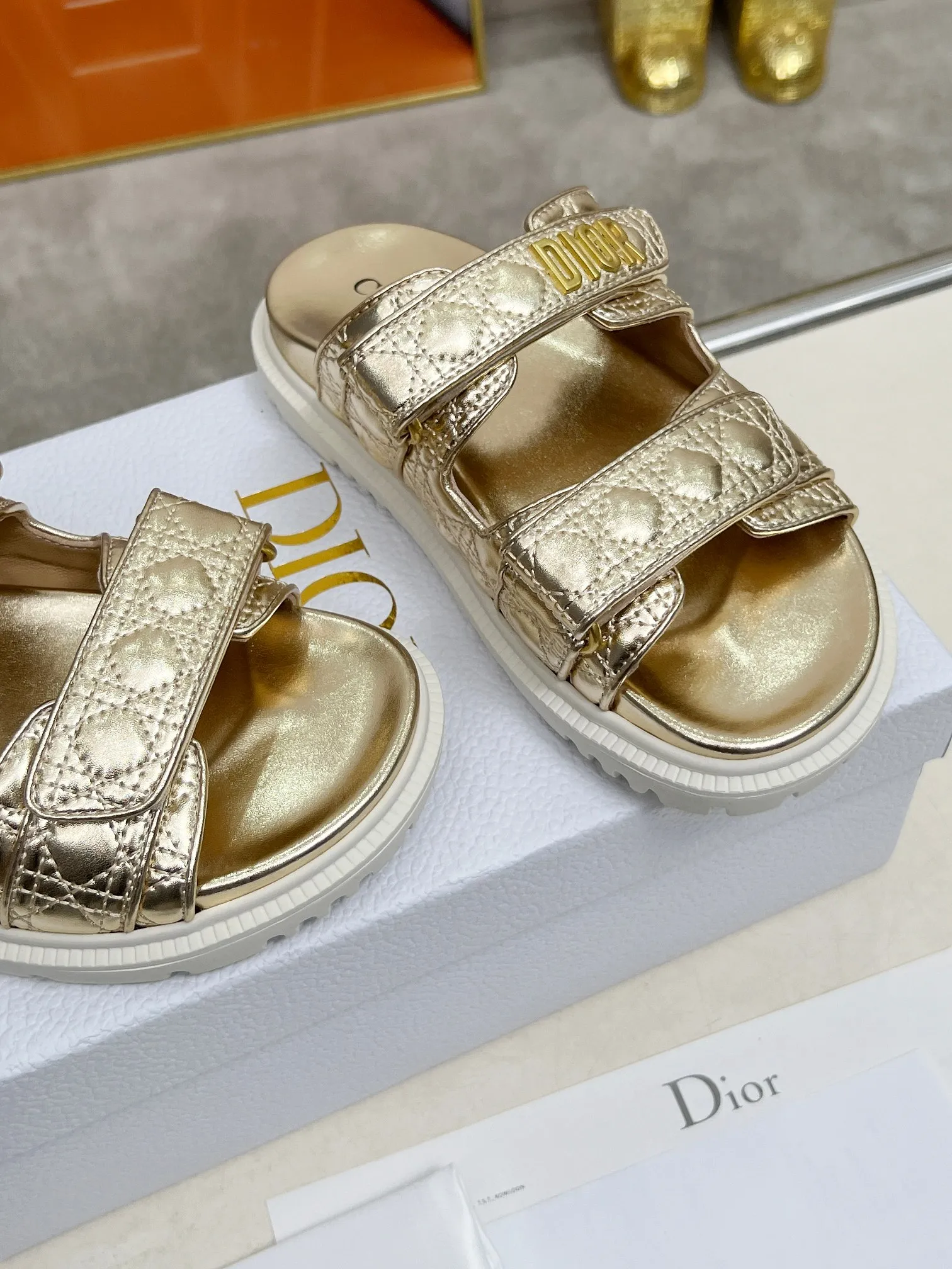 👟👟Ex-factory price 500👟👟Dior👏👏new classic style. 🔥Purchasing-level qualityThe most popular thick-soled sandals in foreign counters. Upper➕Inside: original customized material, original mold opening of sole 1.1 (lightweight, code number 35-40 (41/42 can be customized)